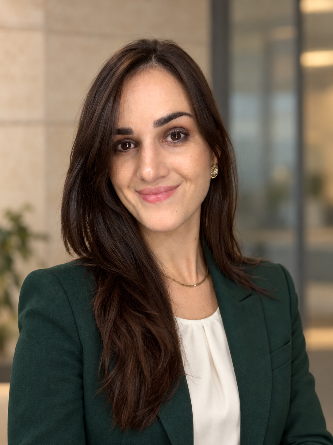 Karla Magrin Borges, Diretora. Retrato com roupa e fundo editados por IA.